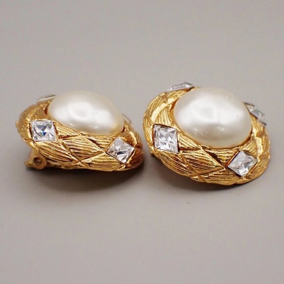 CHANEL Round Button Imitation Pearl Rhinestone Earrings Clip-On Gold GHW - Picture 4 of 10